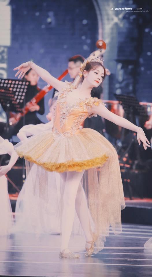 Địch Lệ Nhiệt Ba bị ngã mạnh khi trình diễn trên sóng truyền hình-4