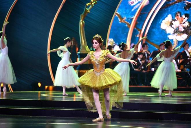 Địch Lệ Nhiệt Ba bị ngã mạnh khi trình diễn trên sóng truyền hình-5