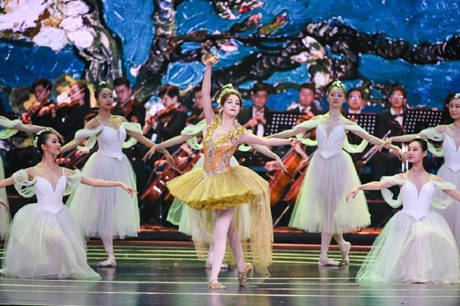 Địch Lệ Nhiệt Ba bị ngã mạnh khi trình diễn trên sóng truyền hình-6