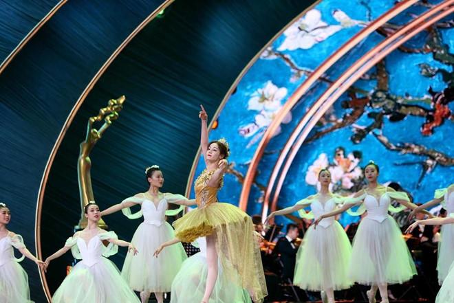 Địch Lệ Nhiệt Ba bị ngã mạnh khi trình diễn trên sóng truyền hình-7