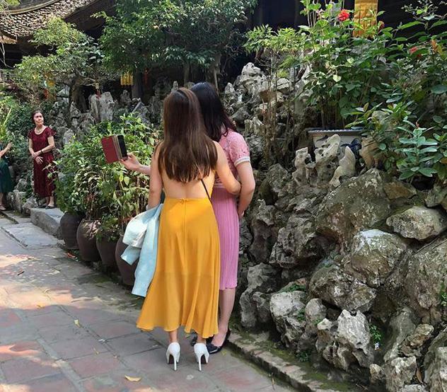 Mặc đồ hở hang, lộ nội y, diện áo xuyên thấu khi đi lễ chùa-2