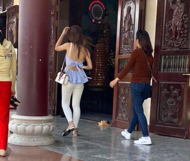 Mặc đồ hở hang, lộ nội y, diện áo xuyên thấu khi đi lễ chùa-4