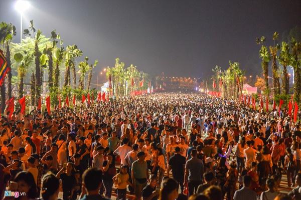 Vạ vật ngủ qua đêm ở ngoài trời chờ khai mạc giỗ Tổ-1