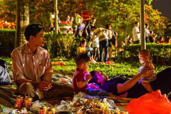 Vạ vật ngủ qua đêm ở ngoài trời chờ khai mạc giỗ Tổ-5