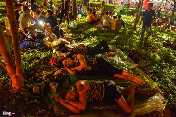 Vạ vật ngủ qua đêm ở ngoài trời chờ khai mạc giỗ Tổ-8