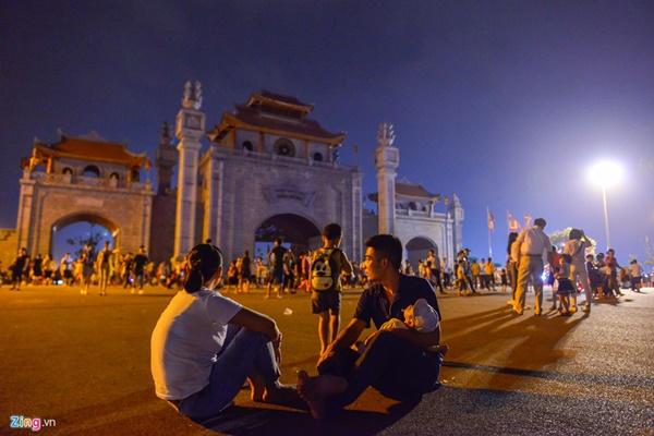 Vạ vật ngủ qua đêm ở ngoài trời chờ khai mạc giỗ Tổ-14