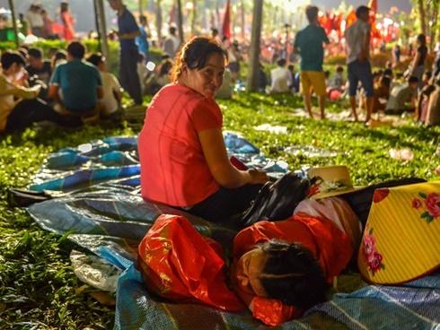 Biển người hành hương đổ về đền Hùng, an ninh căn 3 lớp bảo vệ-10