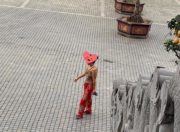 Đã mặc áo 2 dây ngắn cũn cỡn còn thả rông vòng 1 khi đi lễ chùa ở Ninh Bình, người phụ nữ bị dân mạng ném đá tới tấp-2