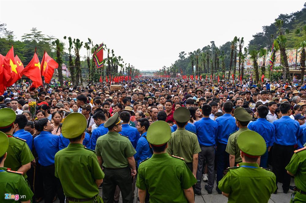 Biển người hành hương đổ về đền Hùng, an ninh căn 3 lớp bảo vệ-2
