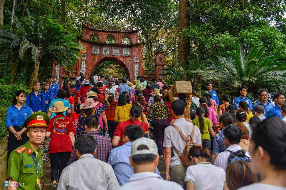 Biển người hành hương đổ về đền Hùng, an ninh căn 3 lớp bảo vệ-3