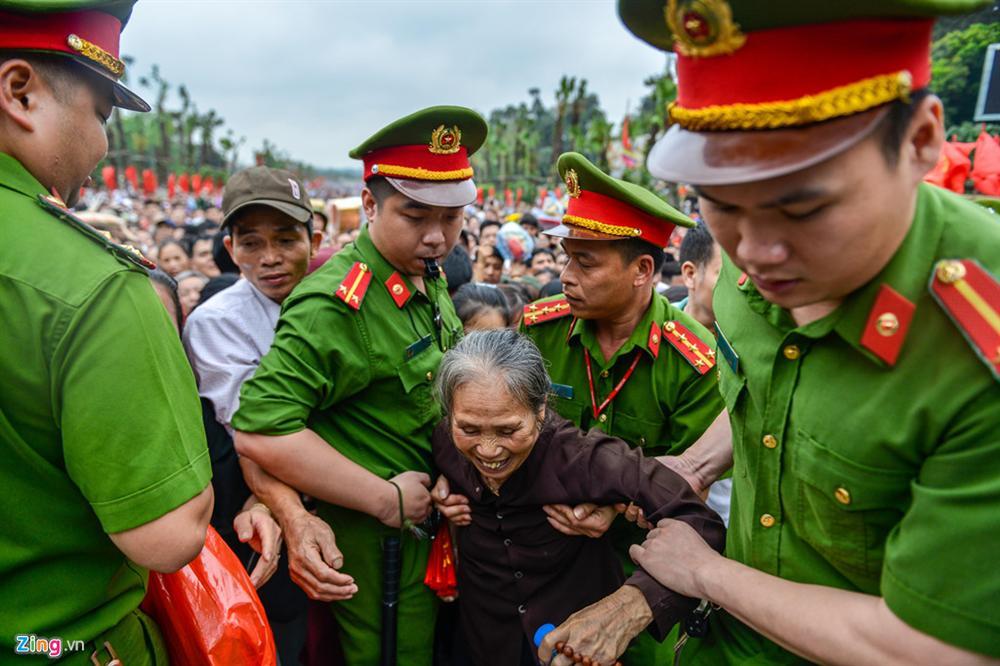 Biển người hành hương đổ về đền Hùng, an ninh căn 3 lớp bảo vệ-4