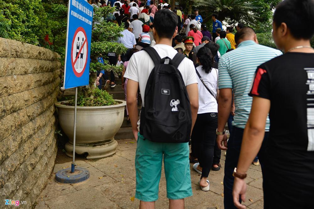 Biển người hành hương đổ về đền Hùng, an ninh căn 3 lớp bảo vệ-9