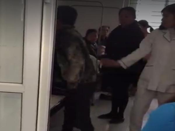 Vợ đang nằm cắm kim truyền bị chồng chửi mắng, đánh không thương tiếc khiến mọi người phẫn nộ-1