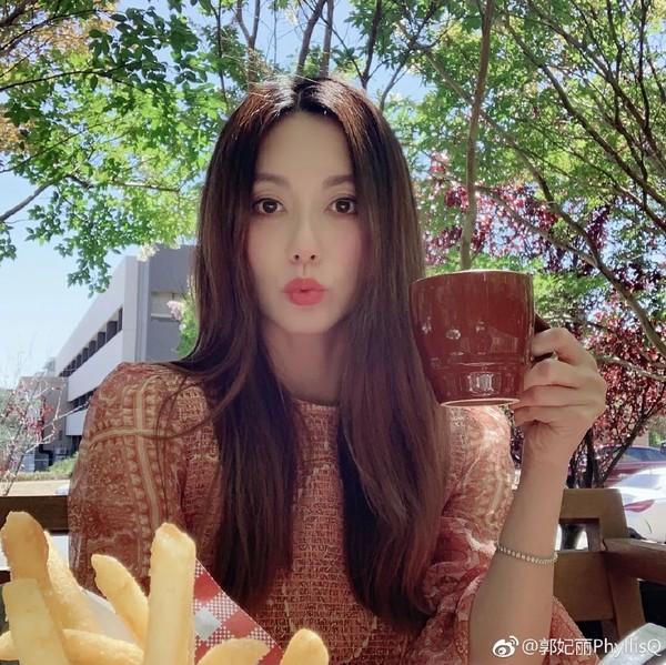 Mẹ Trương Vô Kỵ sắp 50 vẫn đẹp như gái son nhờ bí quyết ăn ngon-3