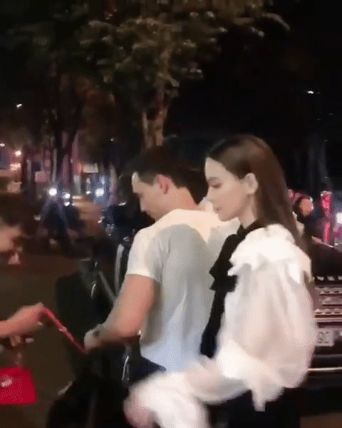 Hồ Ngọc Hà - Kim Lý tình tứ xuống đường bằng xe máy, dân mạng lập tức nhắc nhở: Thế mũ bảo hiểm đâu?-9