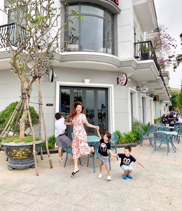 Hồ Ngọc Hà - Kim Lý tình tứ xuống đường bằng xe máy, dân mạng lập tức nhắc nhở: Thế mũ bảo hiểm đâu?-1