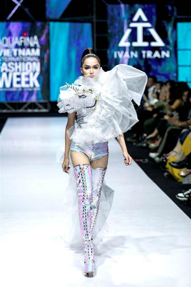 NTK Ivan Trần hé lộ cát xê diễn khủng của Hoa hậu Hương Giang-1