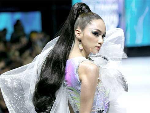 NTK Ivan Trần hé lộ cát xê diễn 'khủng' của Hoa hậu Hương Giang