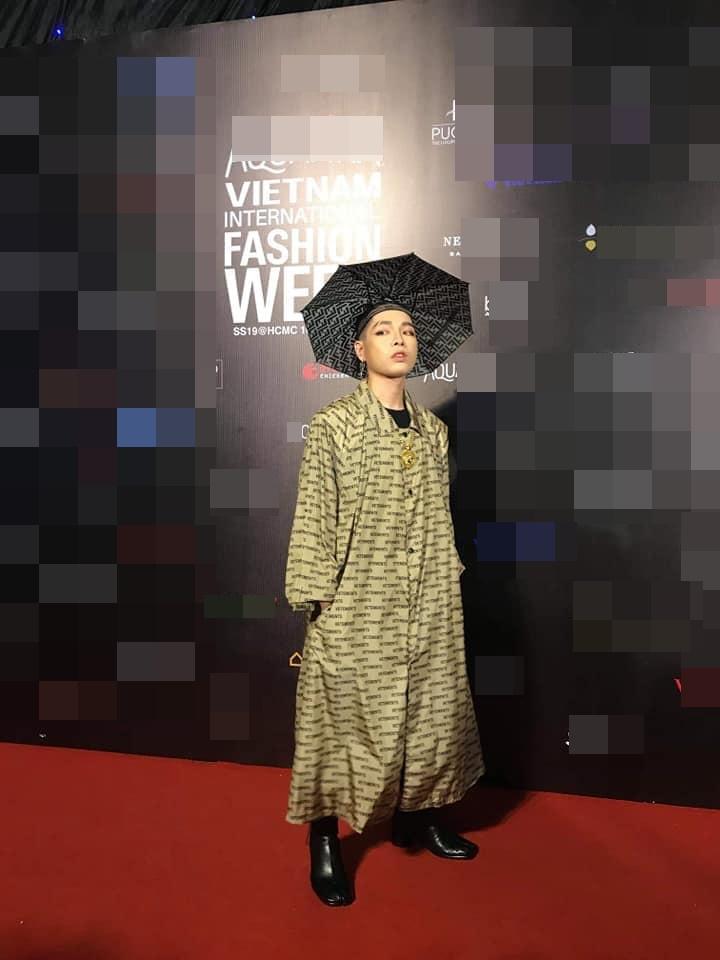 Ô kìa, trời không mưa mà Đức Phúc diện cả combo áo mưa, mũ ô như thầy pháp bắt ma-5