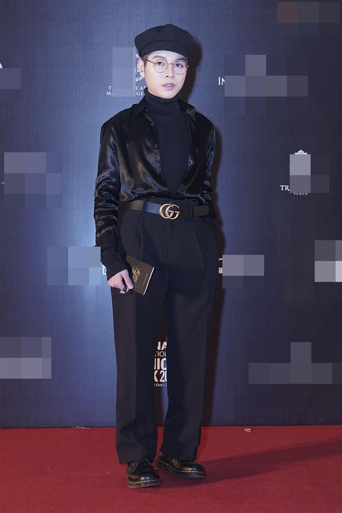 Ô kìa, trời không mưa mà Đức Phúc diện cả combo áo mưa, mũ ô như thầy pháp bắt ma-7