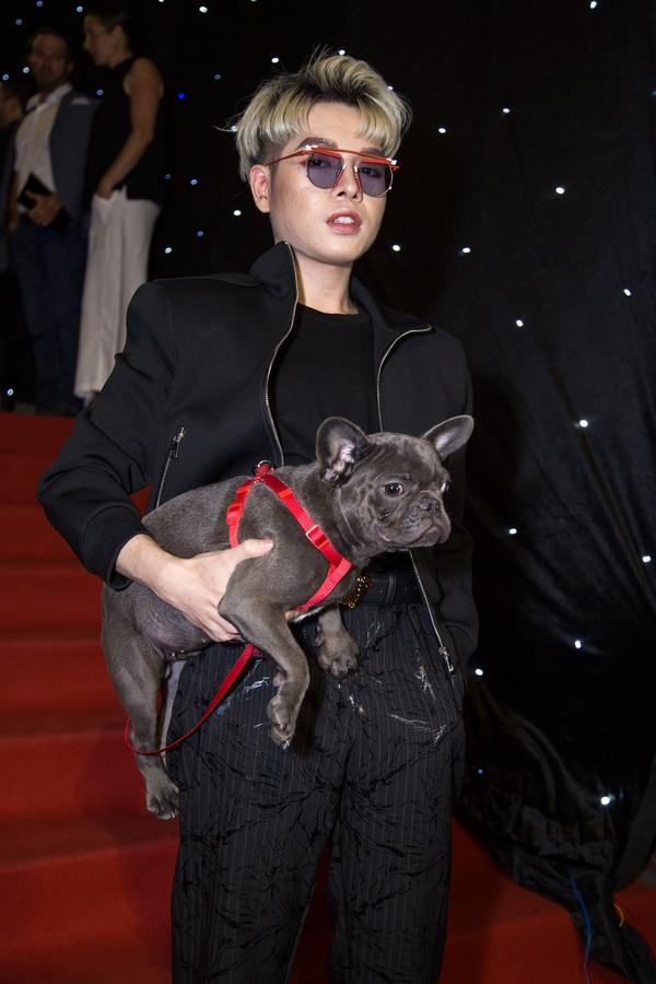 Ô kìa, trời không mưa mà Đức Phúc diện cả combo áo mưa, mũ ô như thầy pháp bắt ma-6