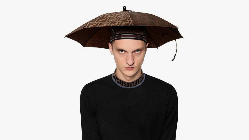 Ô kìa, trời không mưa mà Đức Phúc diện cả combo áo mưa, mũ ô như thầy pháp bắt ma-4