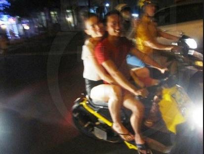 Trước Kim Lý, Hồ Ngọc Hà từng không đội mũ bảo hiểm khi xuống phố cùng Cường Đô La-2