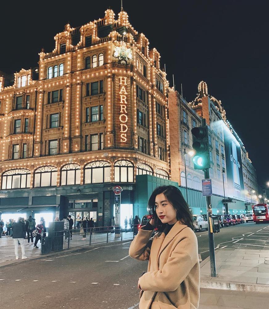 Văn Mai Hương nhí nhảnh tạo dáng với chân gà khi lê la ăn vặt vỉa hè-3