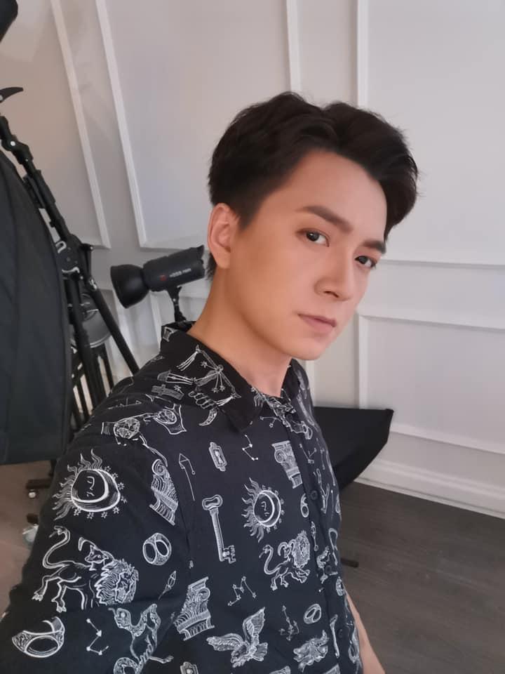 Văn Mai Hương nhí nhảnh tạo dáng với chân gà khi lê la ăn vặt vỉa hè-4