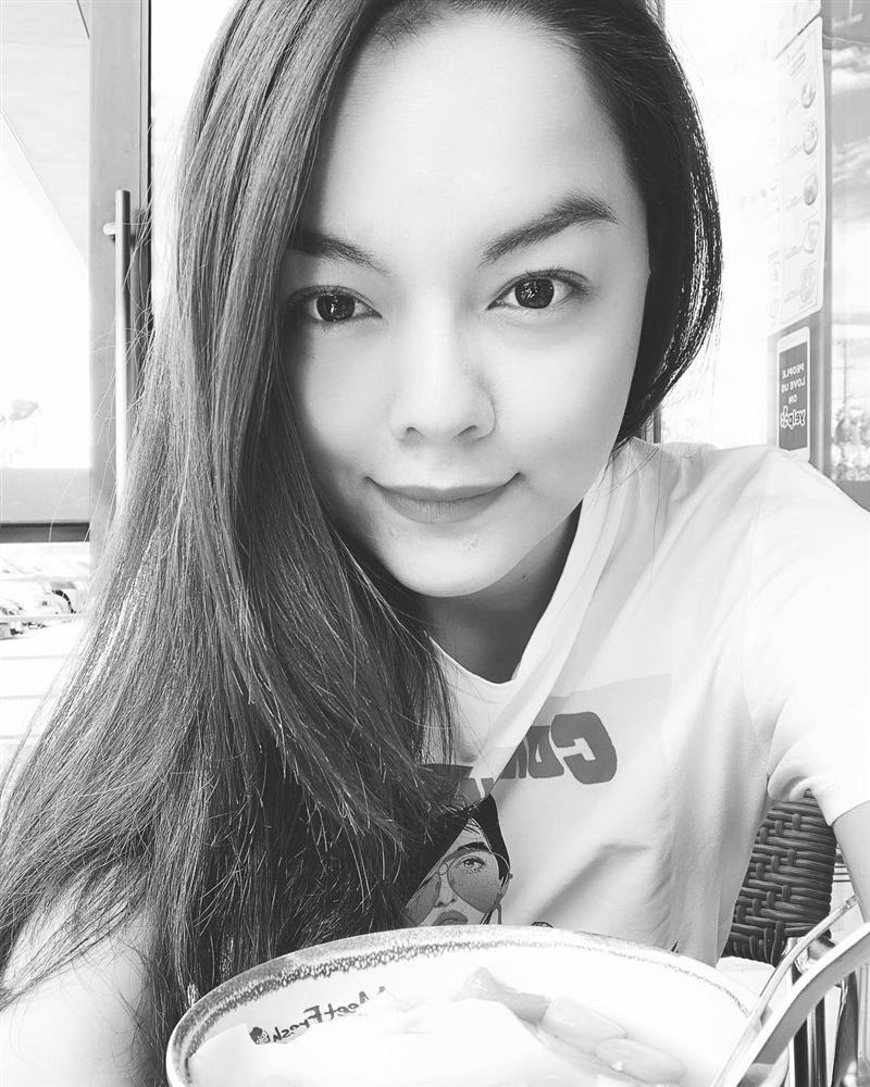 Văn Mai Hương nhí nhảnh tạo dáng với chân gà khi lê la ăn vặt vỉa hè-6