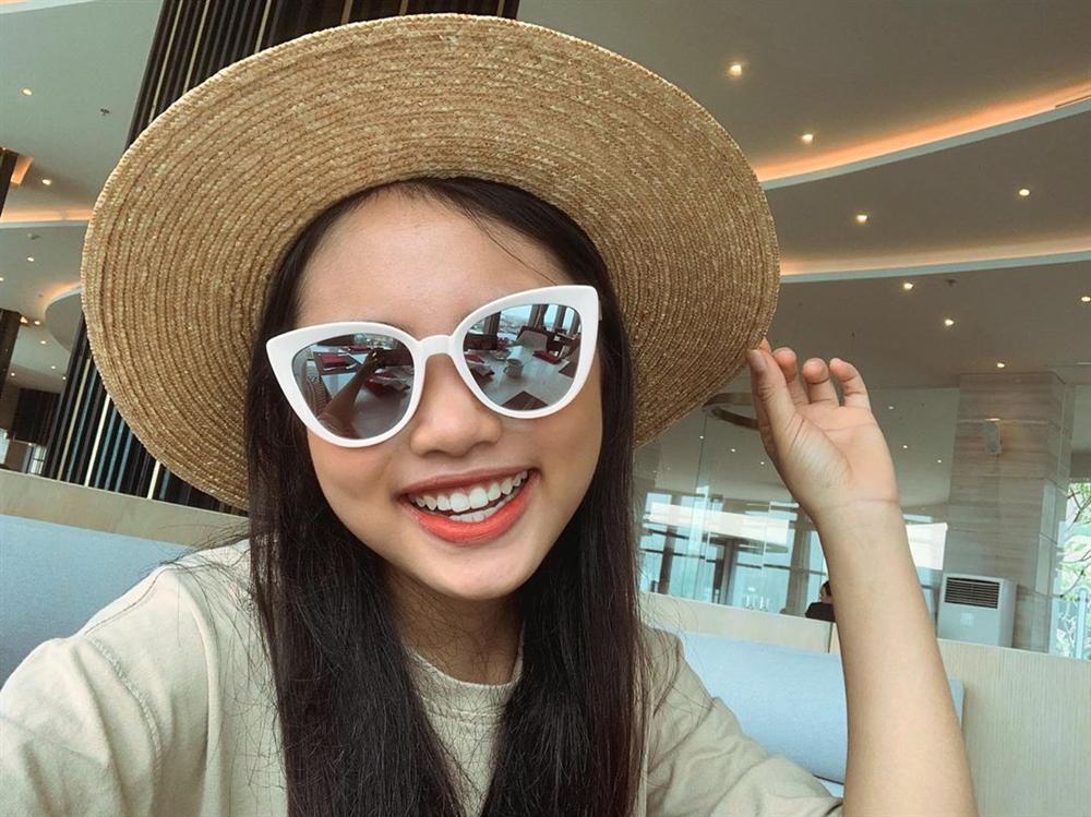 Văn Mai Hương nhí nhảnh tạo dáng với chân gà khi lê la ăn vặt vỉa hè-8