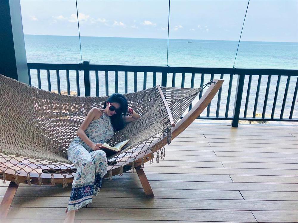 Văn Mai Hương nhí nhảnh tạo dáng với chân gà khi lê la ăn vặt vỉa hè-10