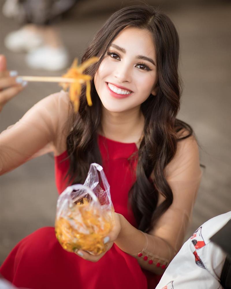 Văn Mai Hương nhí nhảnh tạo dáng với chân gà khi lê la ăn vặt vỉa hè-11