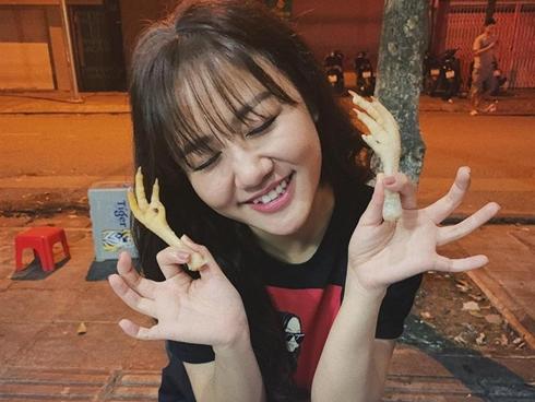 Văn Mai Hương nhí nhảnh tạo dáng với chân gà khi lê la ăn vặt vỉa hè