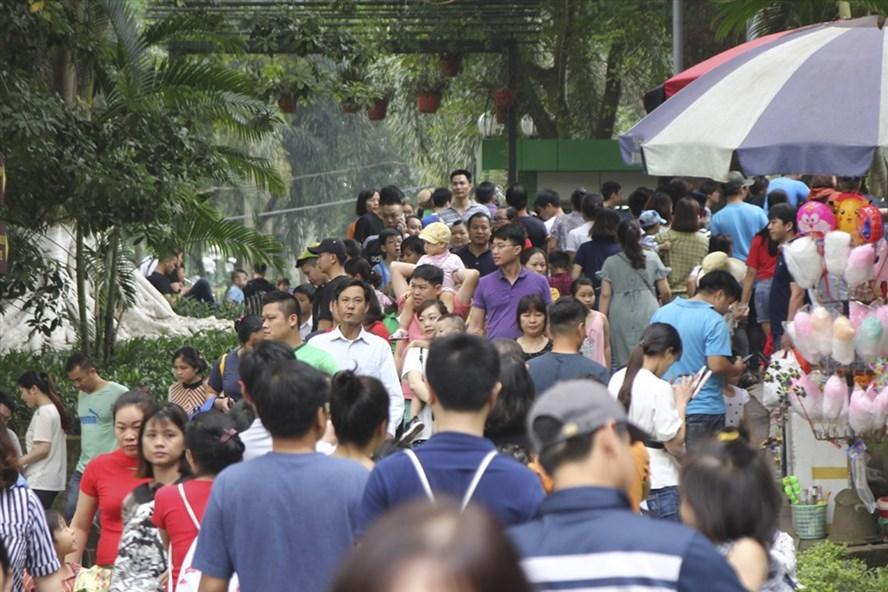 Biển người chen chân tại Vườn thú Thủ Lệ trong ngày cuối nghỉ lễ-1