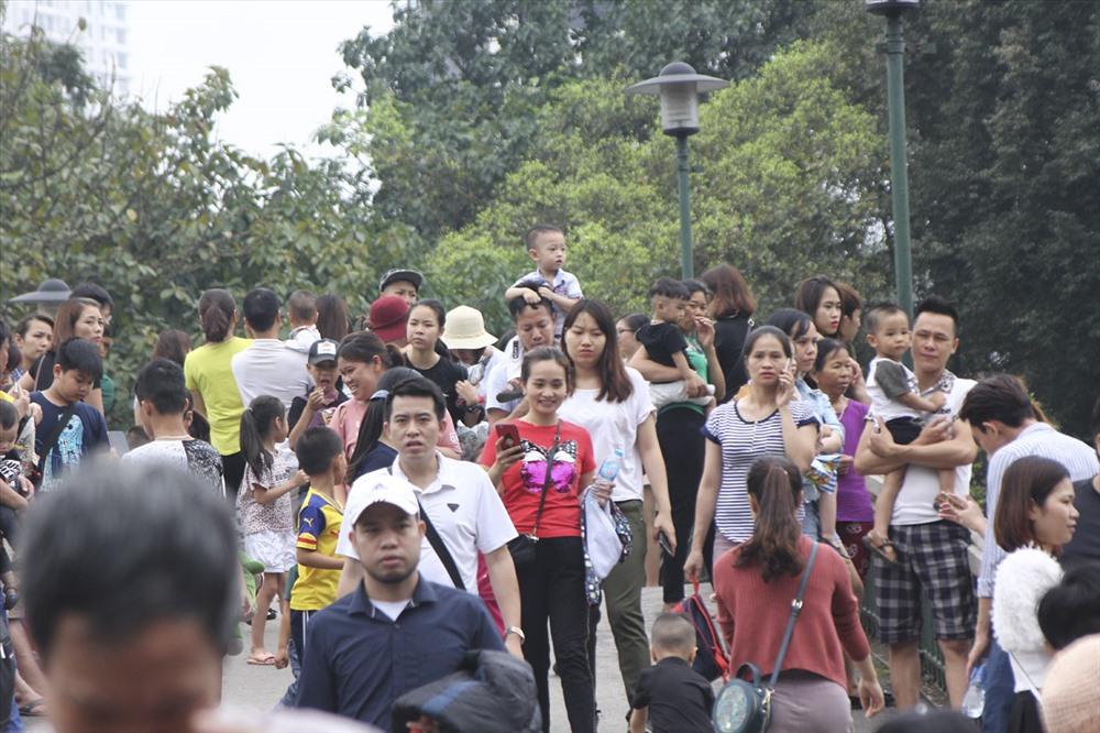 Biển người chen chân tại Vườn thú Thủ Lệ trong ngày cuối nghỉ lễ-2