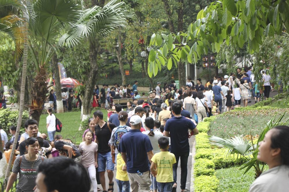 Biển người chen chân tại Vườn thú Thủ Lệ trong ngày cuối nghỉ lễ-3