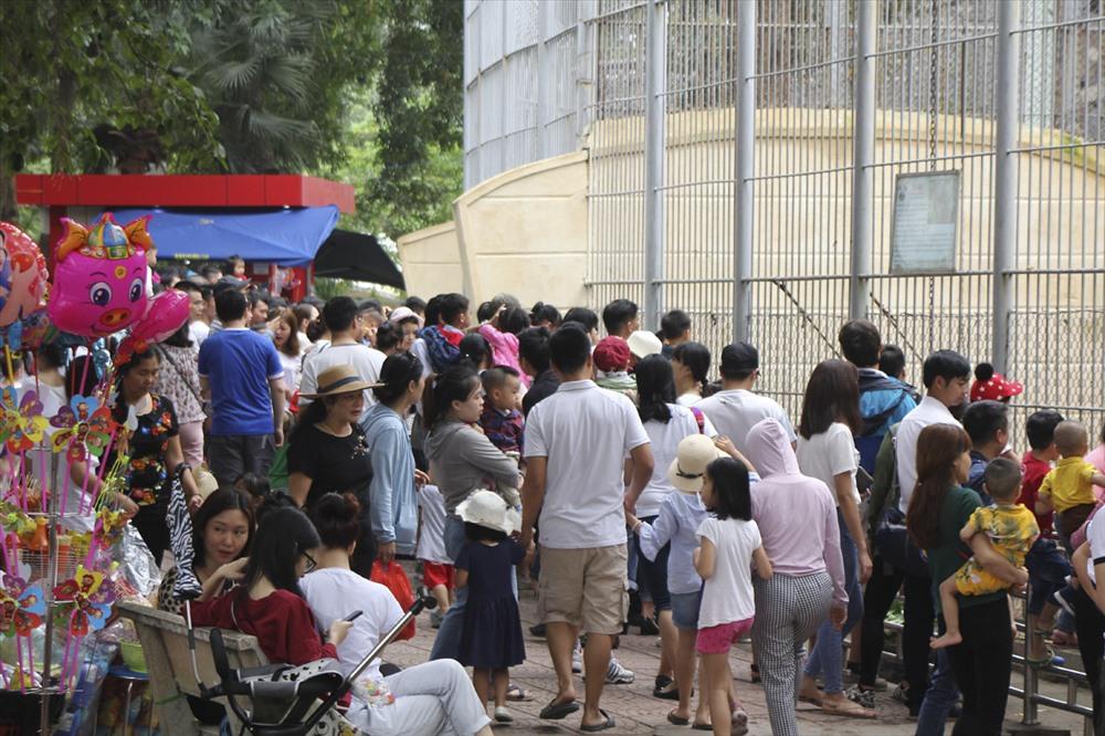 Biển người chen chân tại Vườn thú Thủ Lệ trong ngày cuối nghỉ lễ-5