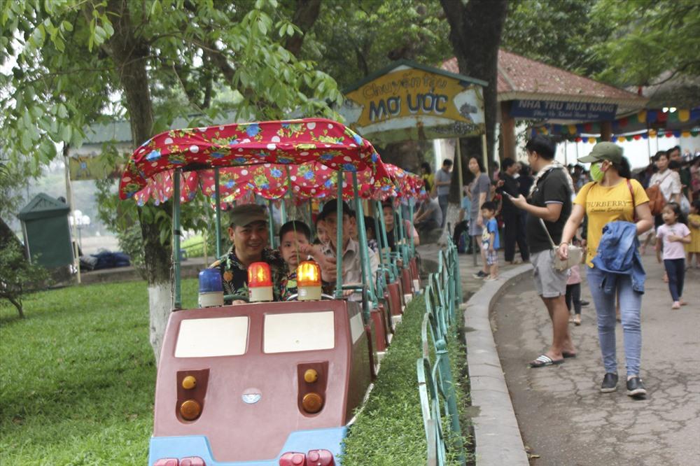 Biển người chen chân tại Vườn thú Thủ Lệ trong ngày cuối nghỉ lễ-8