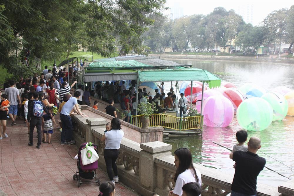 Biển người chen chân tại Vườn thú Thủ Lệ trong ngày cuối nghỉ lễ-12