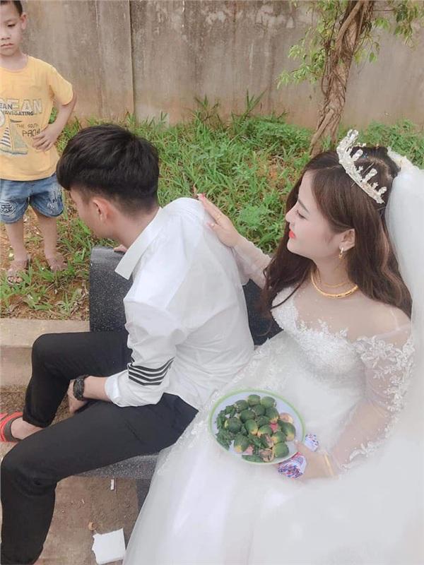 Ngày thường cãi nhau chem chẻm, đến khi chị cưới, em trai òa khóc như một đứa trẻ để được dỗ dành-2