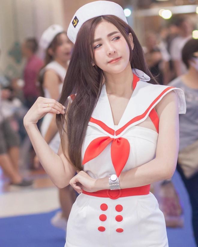 Vô tình lọt vào ống kính khách du lịch, cô gái bán nộm khiến người xem không thể rời mắt vì mặt đã xinh dáng lại quá chuẩn-6