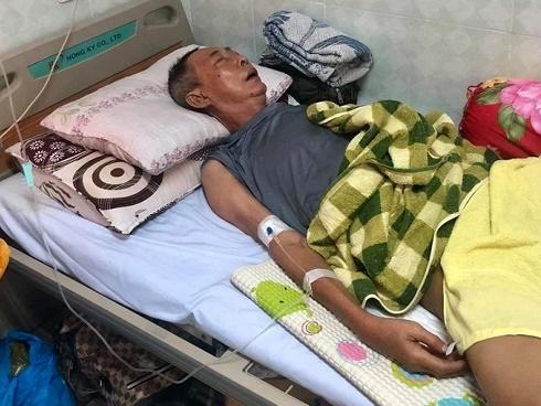 Xót xa hình ảnh nghệ sĩ Lê Bình không còn đủ sức mở mắt để nhìn đồng nghiệp vào thăm nom-2