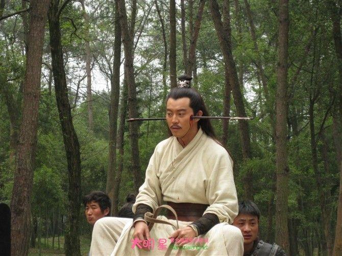 Nhặt sạn phim cổ trang Hoa ngữ: Nam chính vừa vận công trị thương vừa phì phèo thuốc lá-5