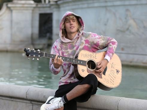 Góc hài hước: ‘Gu’ người tình của các Idol thế giới qua những mối tình!-7