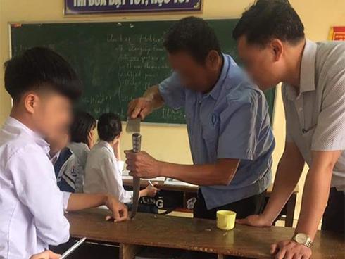 Nam sinh nghịch dại cho tay vào lỗ bàn rồi phải ngồi im suốt 3 tiết để chờ người đến giải cứu