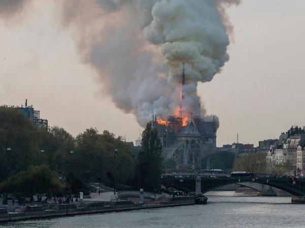 Hỏa hoạn nhà thờ Đức Bà Paris: Nước mắt rơi trong ngày ‘hồn thiêng’ nước Pháp sụp đổ-5