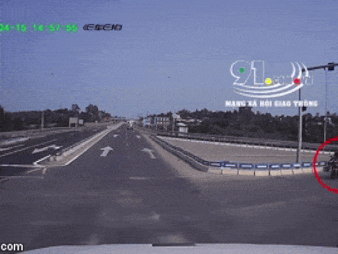 Cố luồn lách qua đám đông để vượt đèn đỏ, nam thanh niên đâm thẳng vào xe khách ngã văng ra đường-1