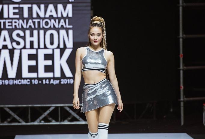 Sau tất cả, chiếc cằm của Minh Hằng cũng chịu yên vị trên mặt khổ chủ-2