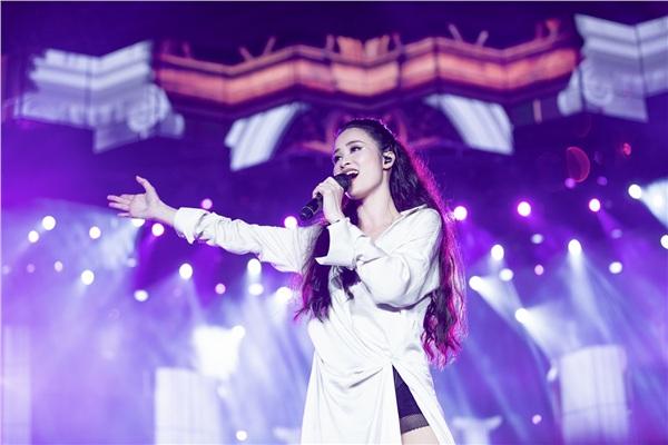 Đông Nhi tái hiện hit đình đám một thời cùng dàn bè khủng lên tới hàng chục nghìn người-1